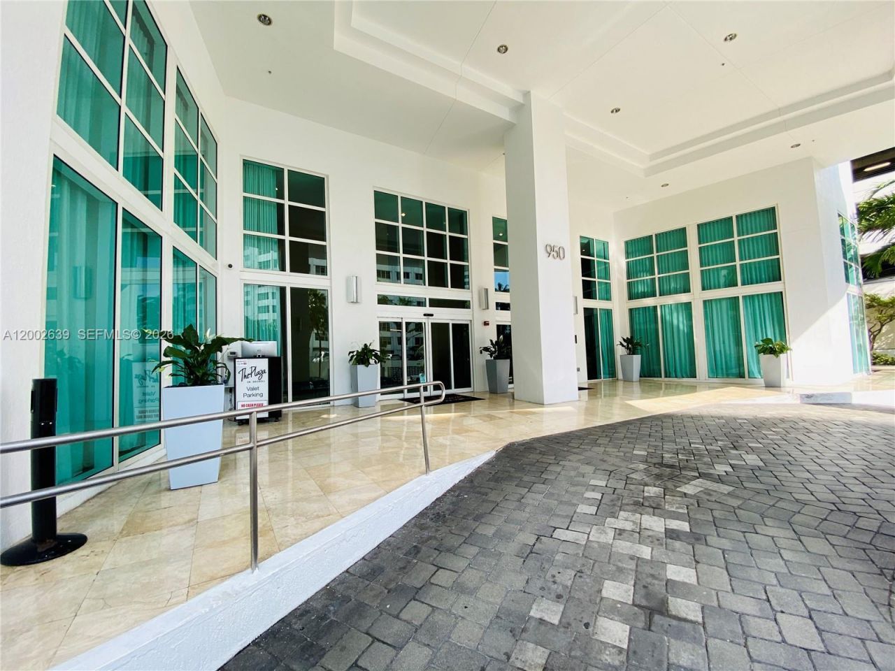 950 Brickell Bay Dr, Unit 3703, Miami, FL 33131 Photo