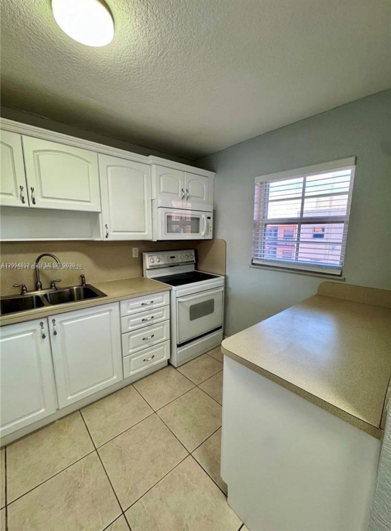 1855 W 60th St , Unit 446, Hialeah, FL 33012 Photo