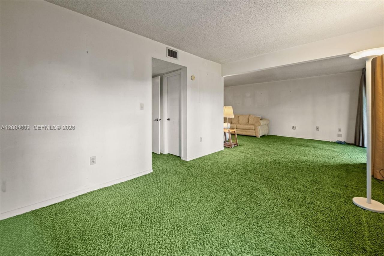 709 Curtiss Pkwy, Unit 23, Miami Springs, FL 33166 Photo