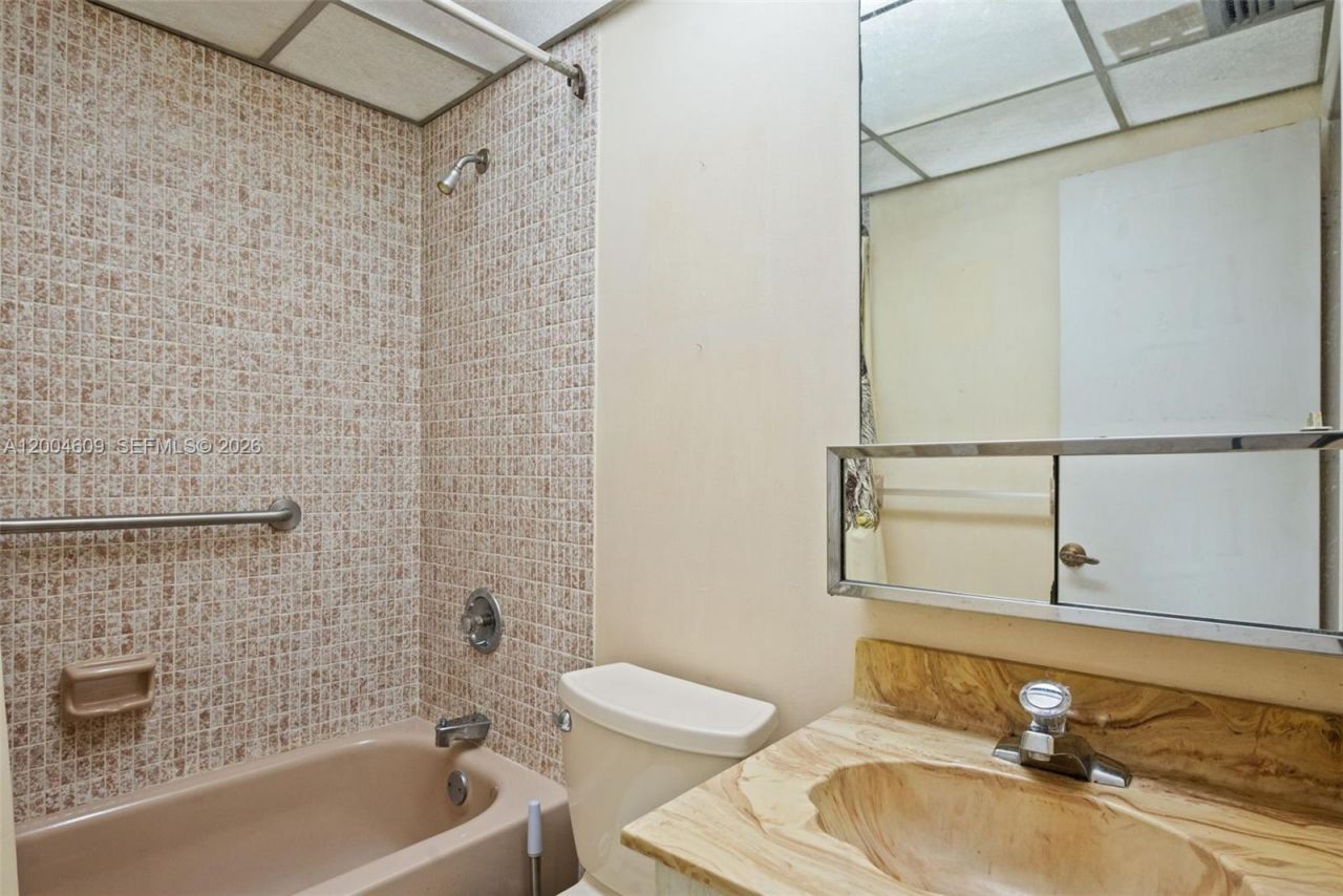 709 Curtiss Pkwy, Unit 23, Miami Springs, FL 33166 Photo