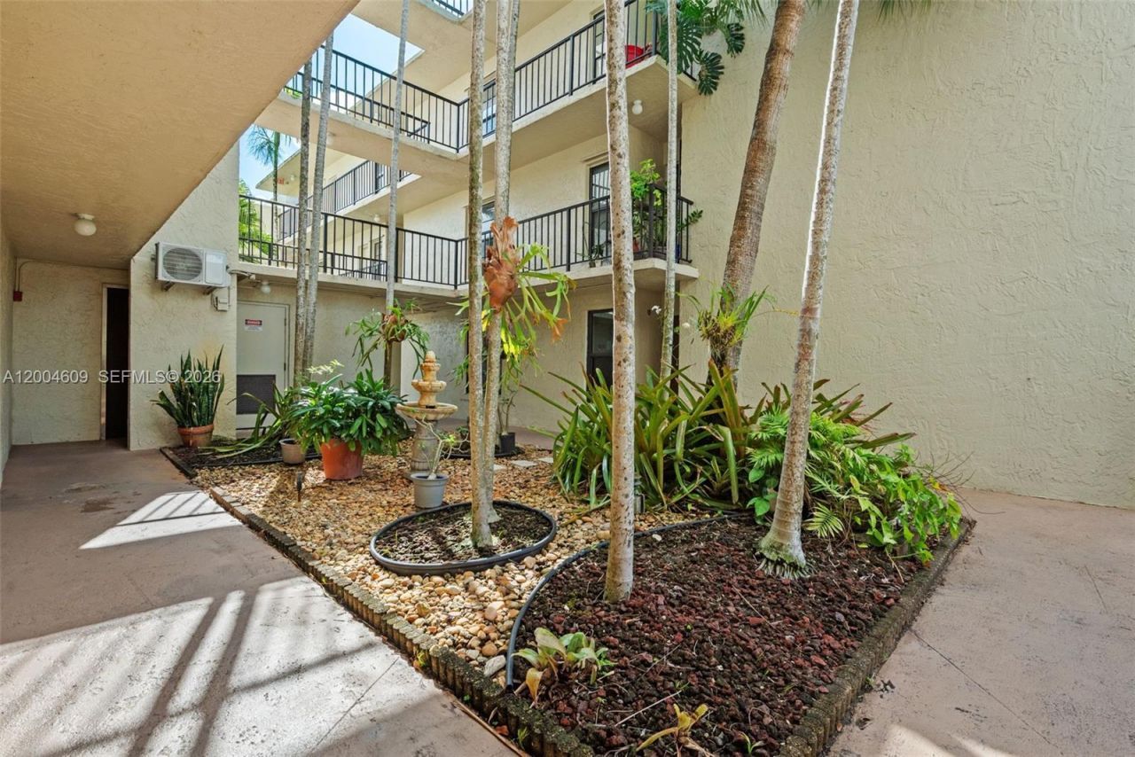 709 Curtiss Pkwy, Unit 23, Miami Springs, FL 33166 Photo