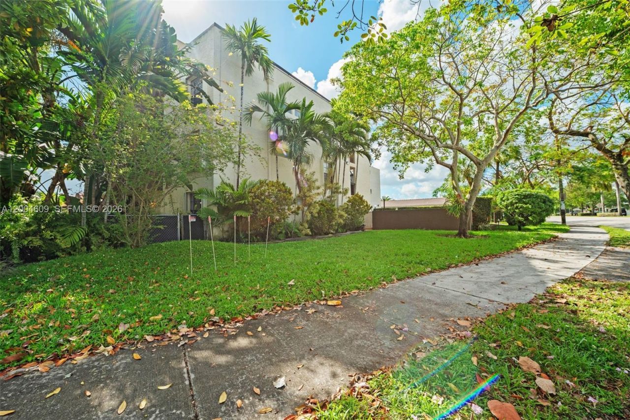 709 Curtiss Pkwy, Unit 23, Miami Springs, FL 33166 Photo