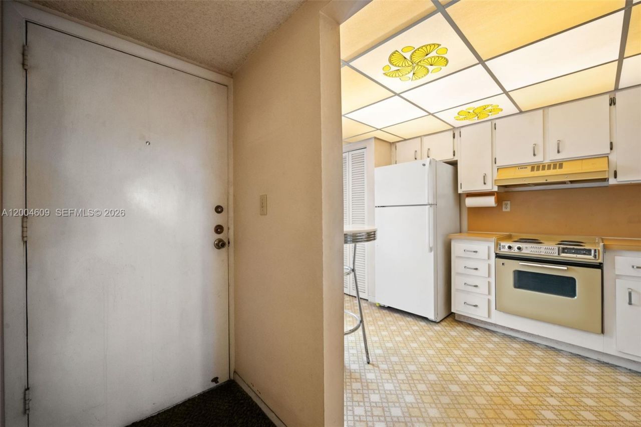 709 Curtiss Pkwy, Unit 23, Miami Springs, FL 33166 Photo