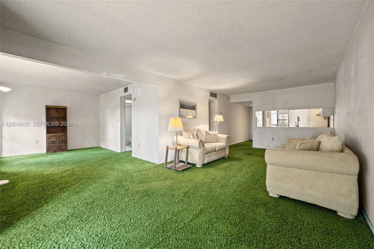 709 Curtiss Pkwy, Unit 23, Miami Springs, FL 33166 Photo