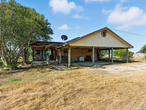 4672 Rakowitz, Adkins, TX 78101