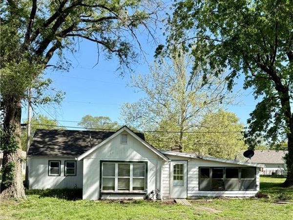 215 W 3rd Street, Tonganoxie, KS 66086