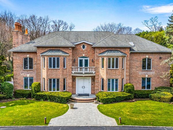 6 Coachmans Court , Old Westbury, NY 11568