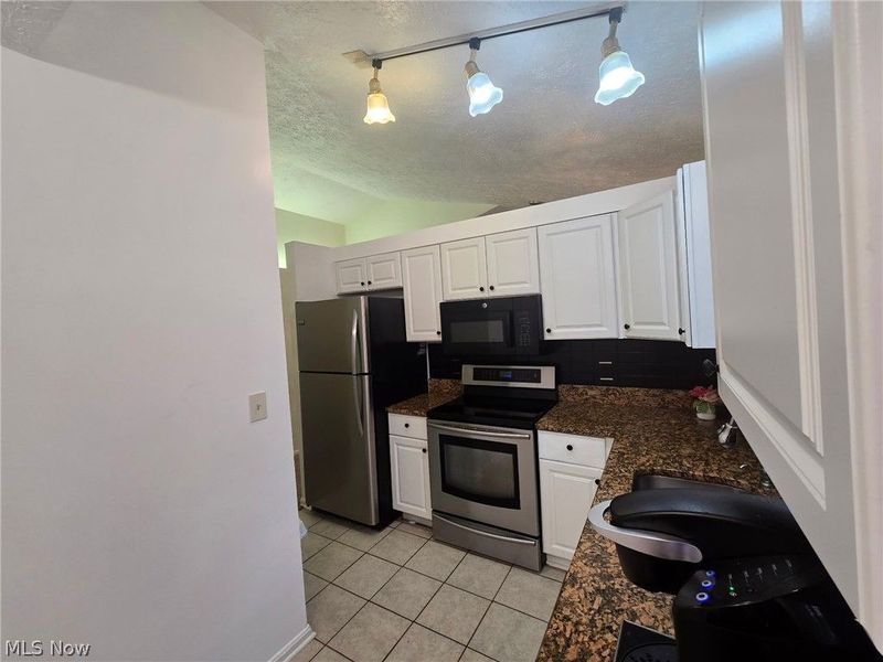 355 Village Pointe Drive, Unit F, Akron, OH 44313 Photo 10