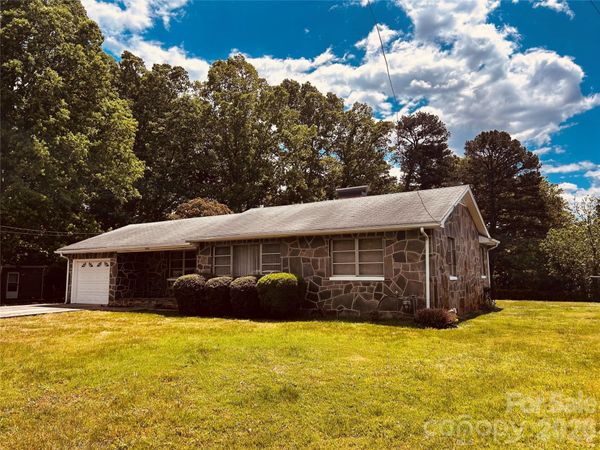 2525 13th Avenue SW, Hickory, NC 28602