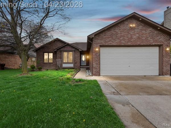 46902 Amberwood Drive, Shelby Twp, MI 48317