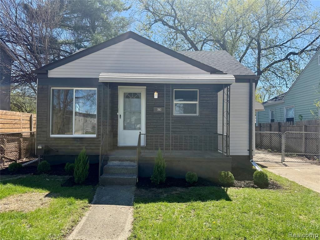 828 E Elza Avenue, Hazel Park, MI 48030 Main Photo