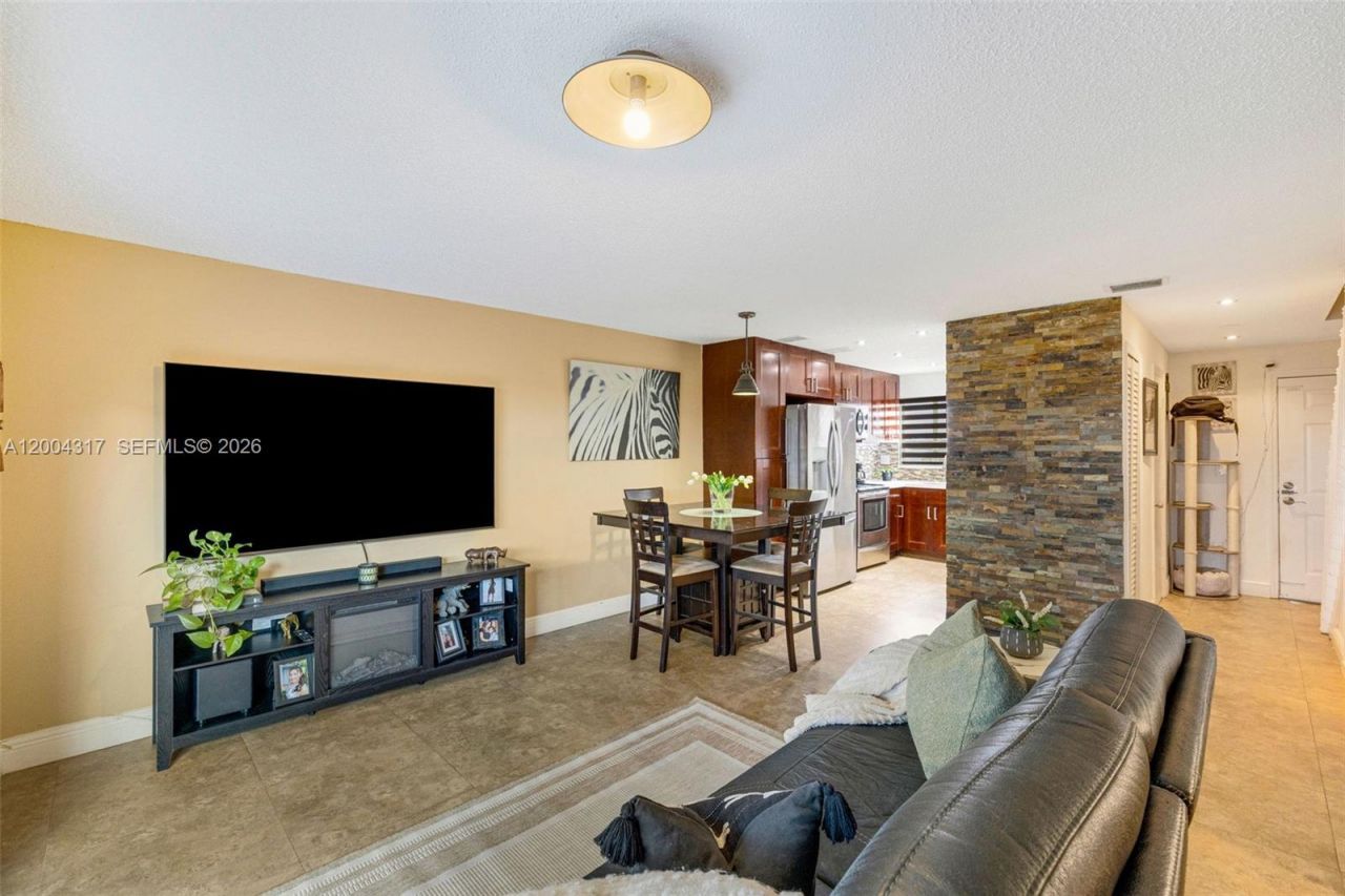 8055 NW 8th St, Unit 5, Miami, FL 33126 Photo