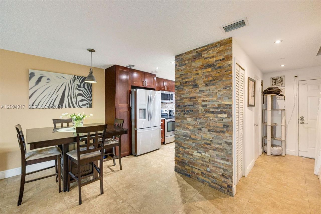 8055 NW 8th St, Unit 5, Miami, FL 33126 Photo