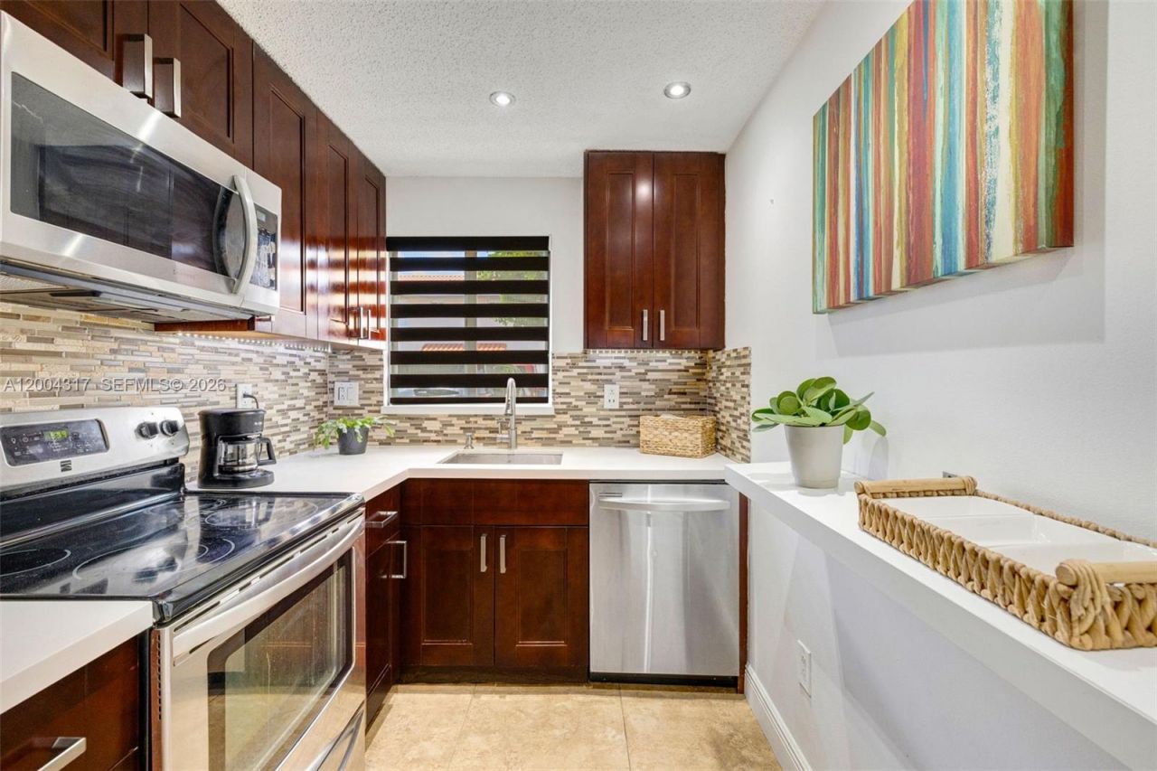 8055 NW 8th St, Unit 5, Miami, FL 33126 Photo