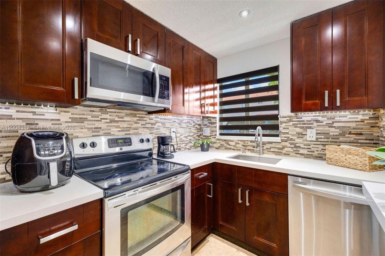 8055 NW 8th St, Unit 5, Miami, FL 33126 Photo