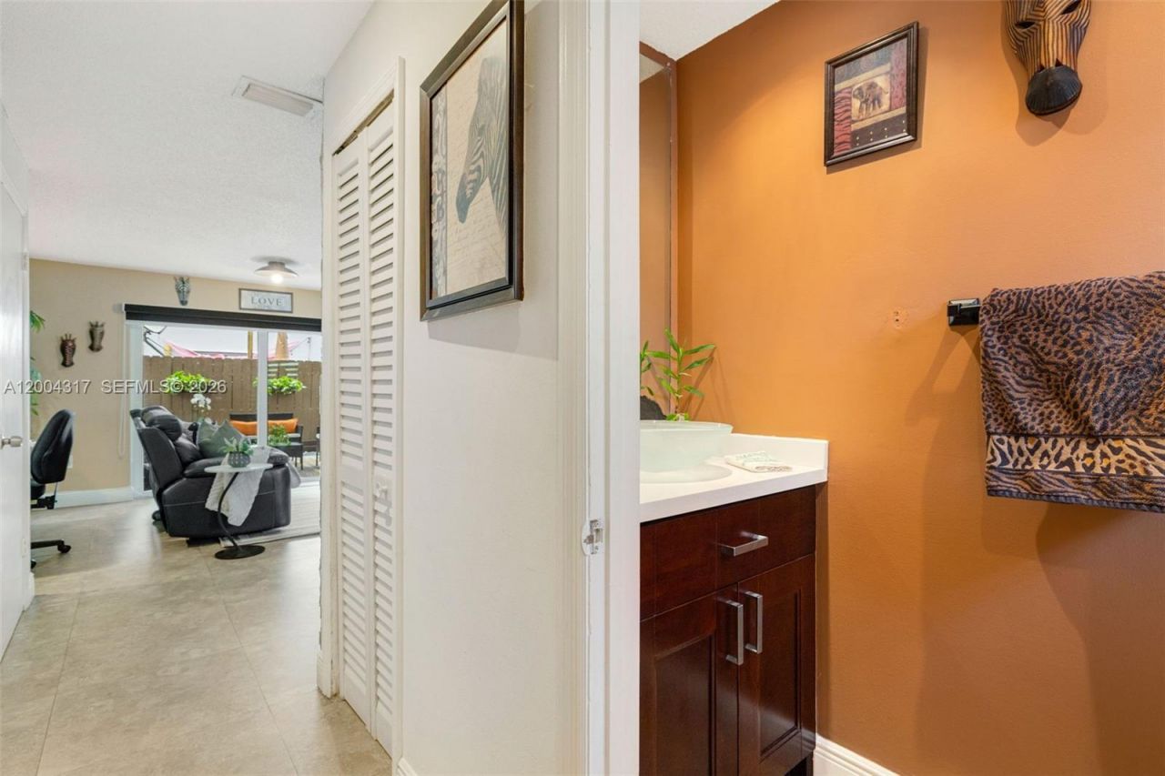 8055 NW 8th St, Unit 5, Miami, FL 33126 Photo
