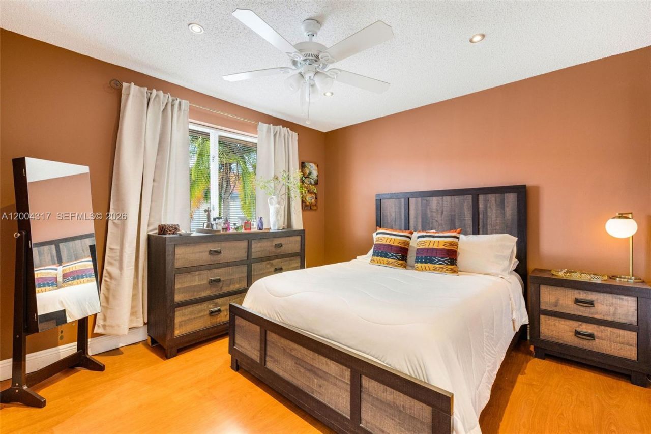 8055 NW 8th St, Unit 5, Miami, FL 33126 Photo