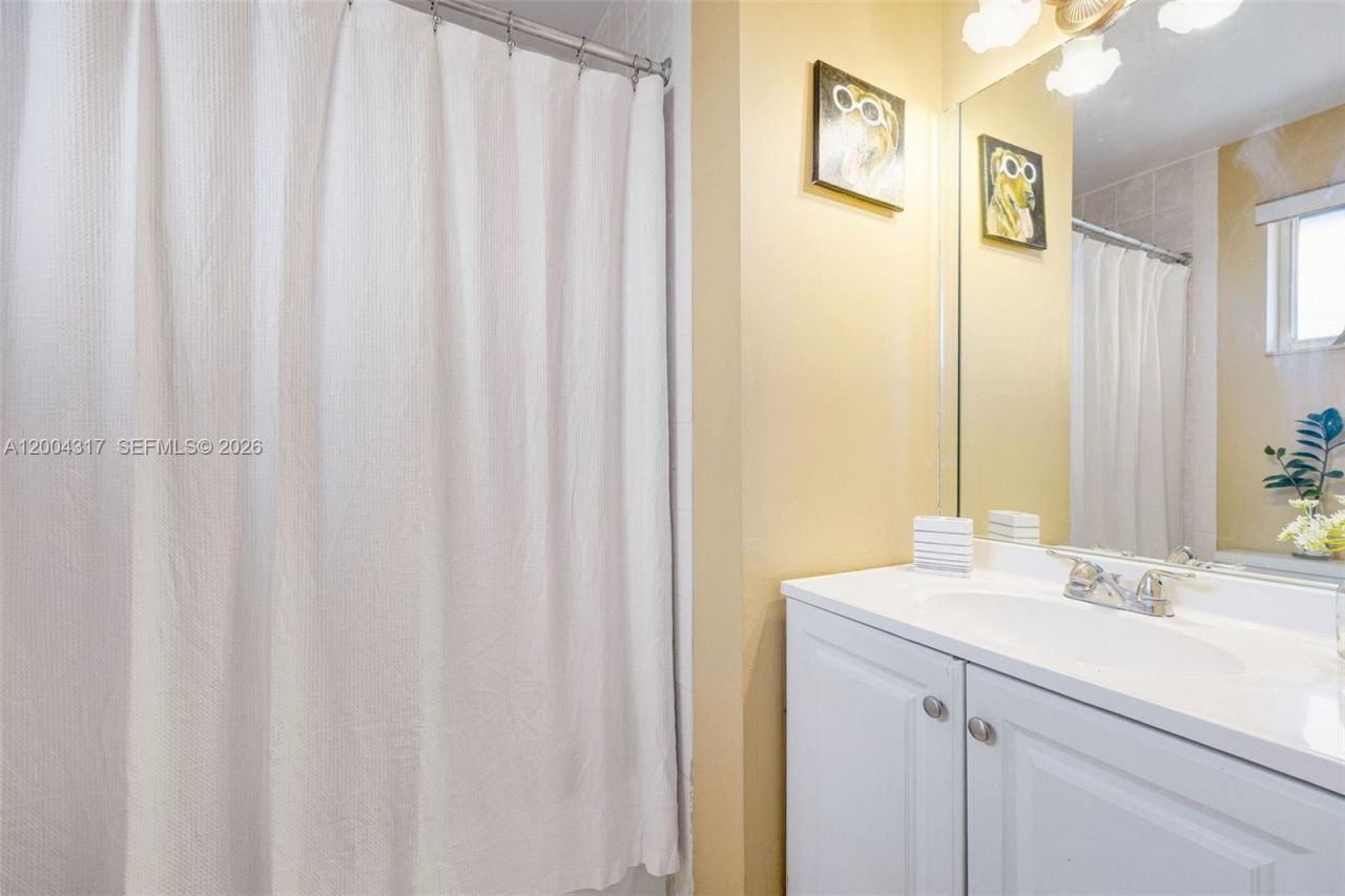 8055 NW 8th St, Unit 5, Miami, FL 33126 Photo