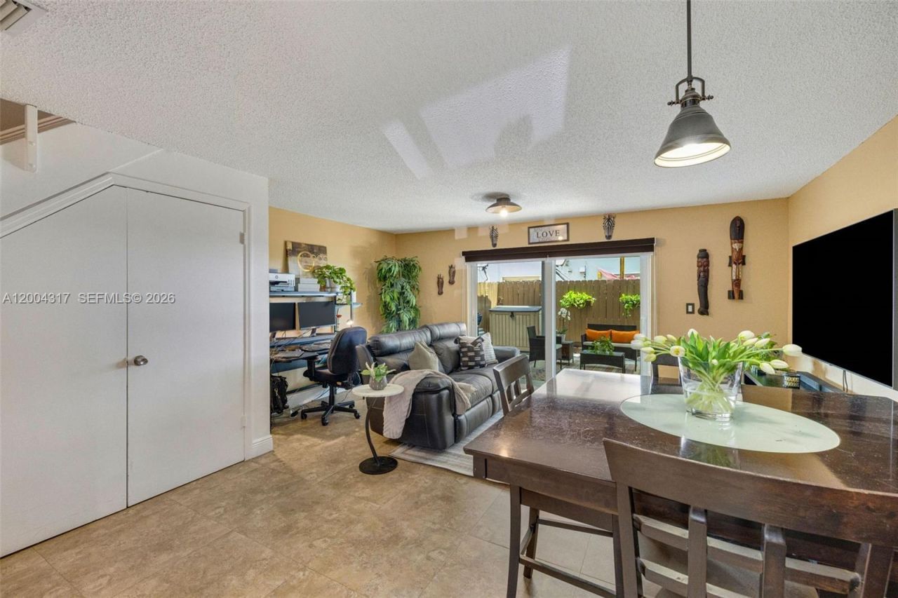 8055 NW 8th St, Unit 5, Miami, FL 33126 Photo