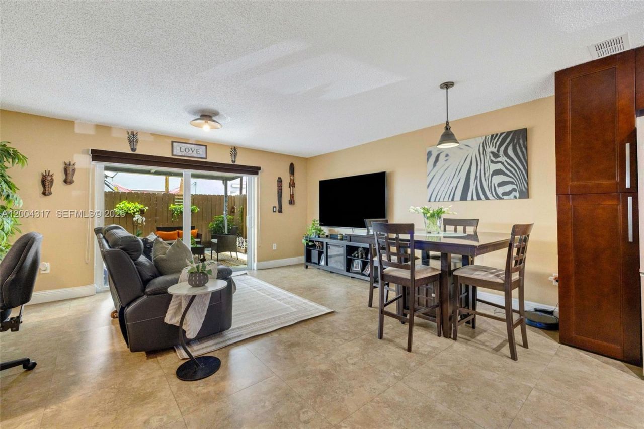 8055 NW 8th St, Unit 5, Miami, FL 33126 Photo