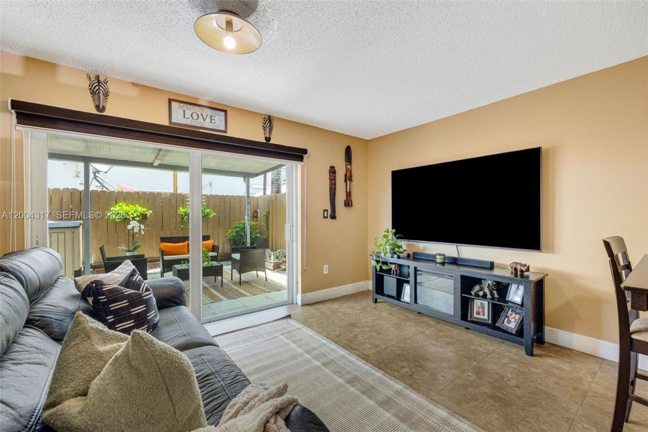 8055 NW 8th St, Unit 5, Miami, FL 33126 Photo