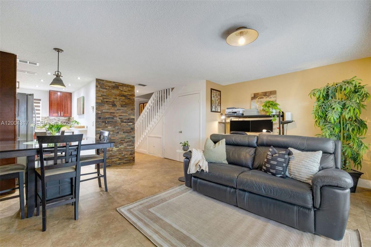 8055 NW 8th St, Unit 5, Miami, FL 33126 Photo