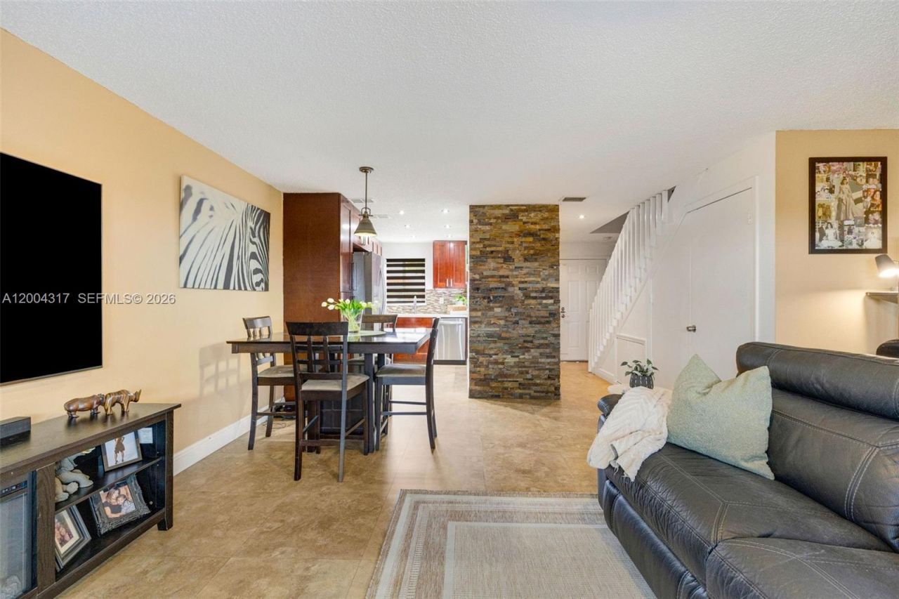 8055 NW 8th St, Unit 5, Miami, FL 33126 Photo