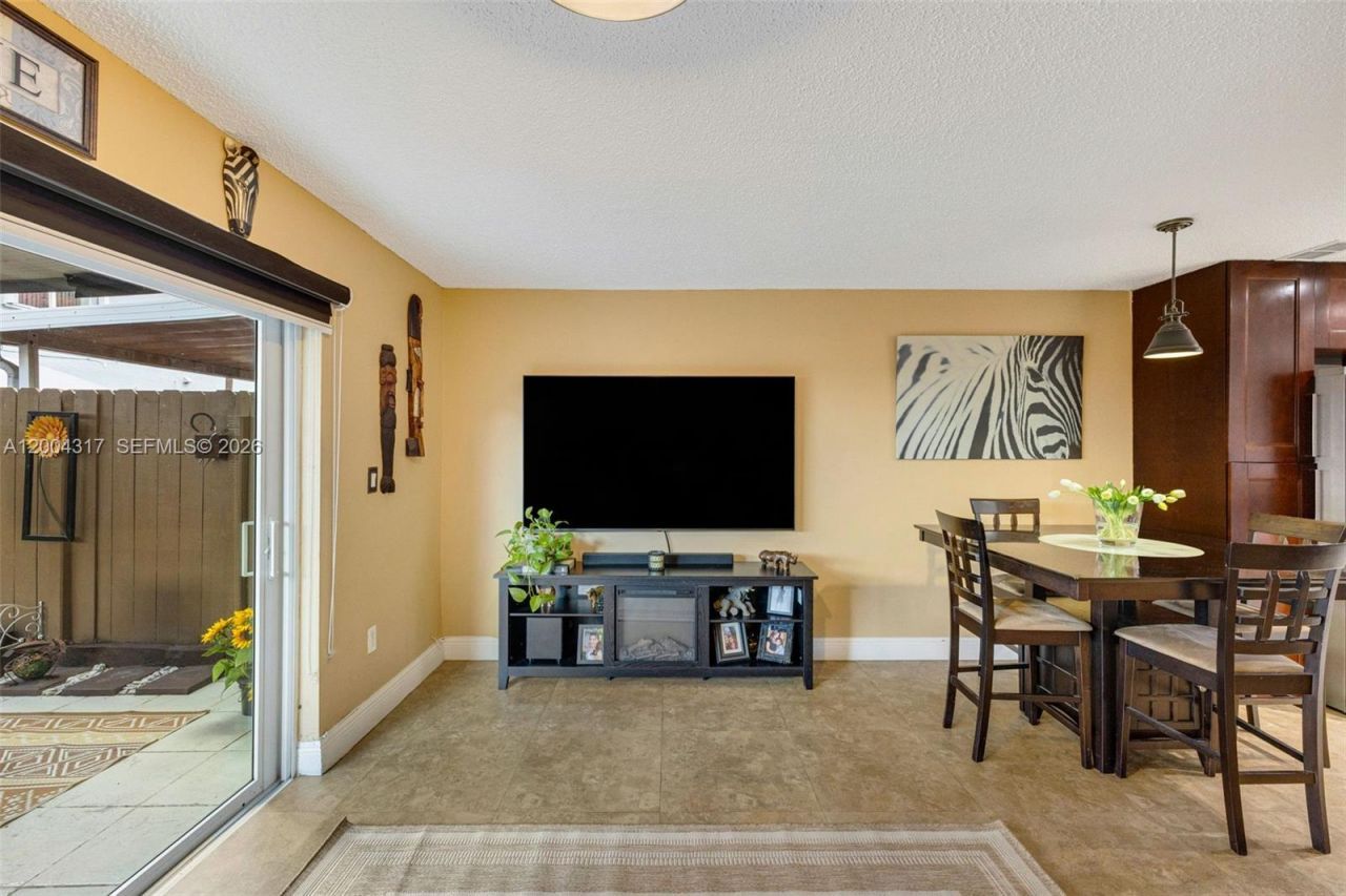 8055 NW 8th St, Unit 5, Miami, FL 33126 Photo