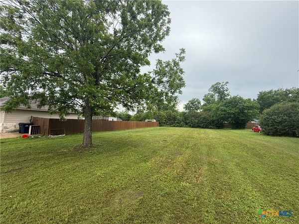 303 Crockett Street , Holland, TX 76534