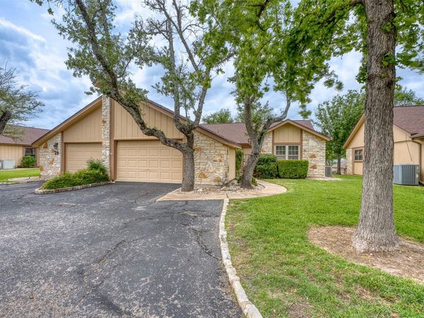 27 Oaks PL , Lago Vista, TX 78645
