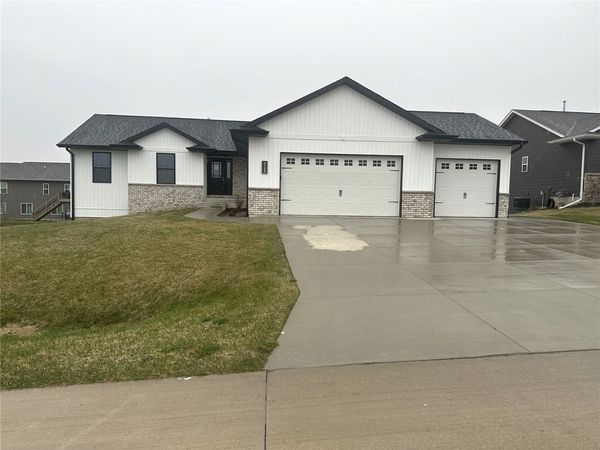 4595 Meadow Creek Dr , Palo, IA 52324