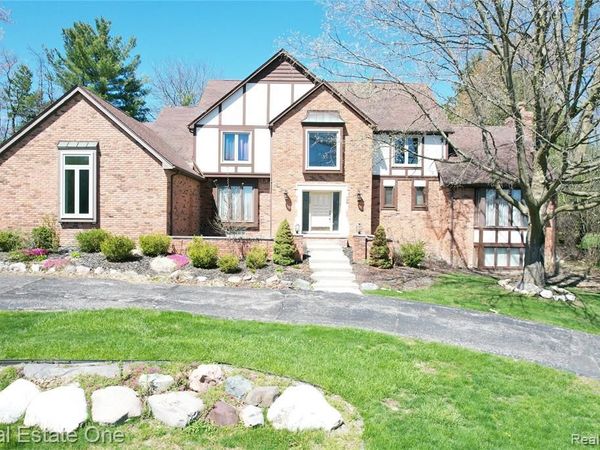 360 Wilshire Drive, Bloomfield Hills, MI 48302