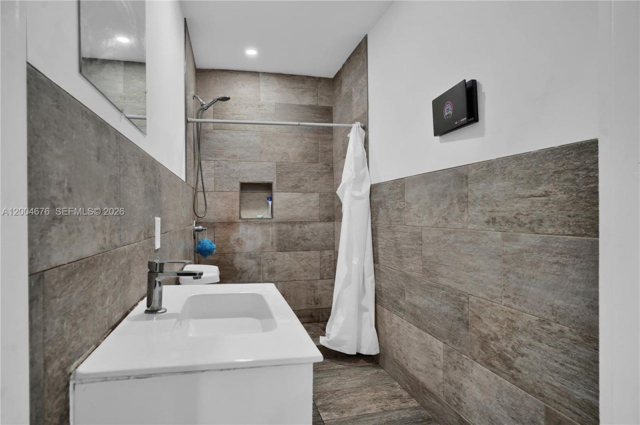 2211 NW 82nd St, Miami, FL 33147 Photo