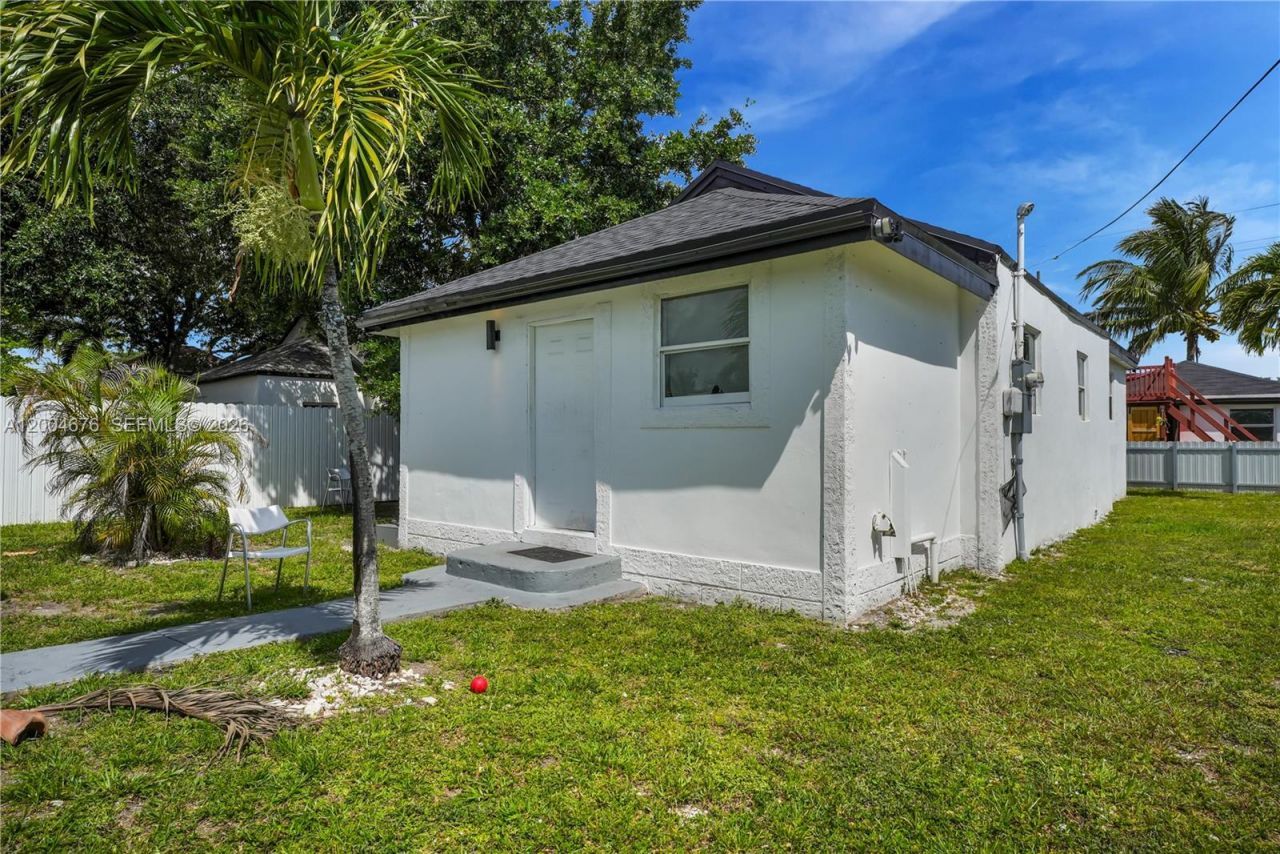 2211 NW 82nd St, Miami, FL 33147 Photo