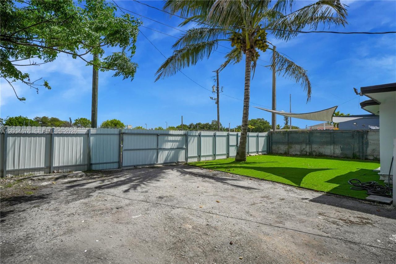 2211 NW 82nd St, Miami, FL 33147 Photo