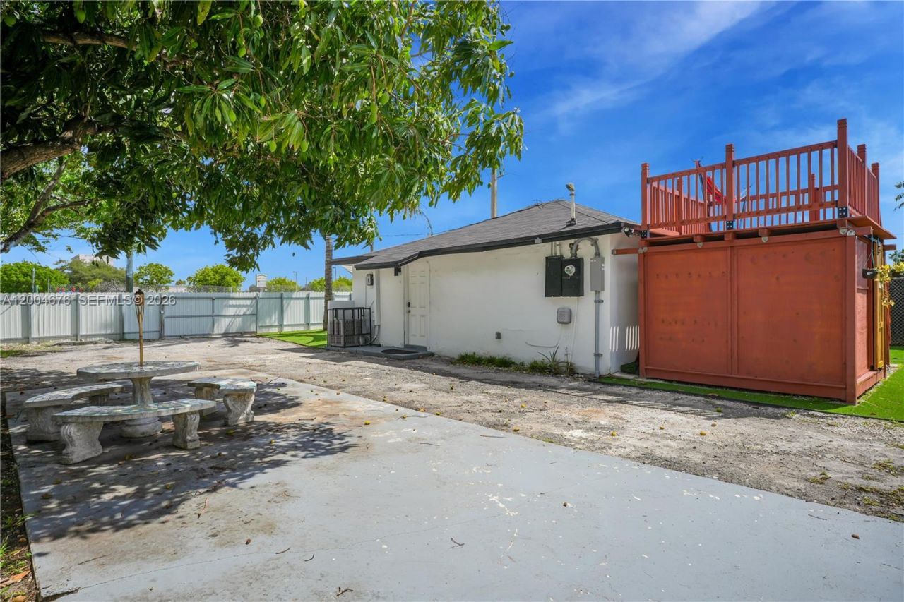2211 NW 82nd St, Miami, FL 33147 Photo