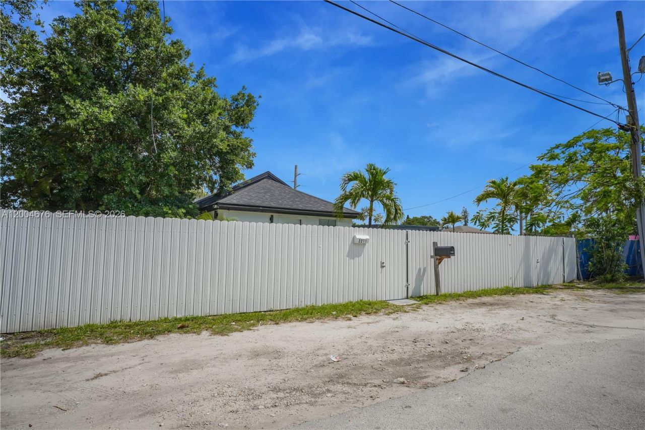 2211 NW 82nd St, Miami, FL 33147 Photo
