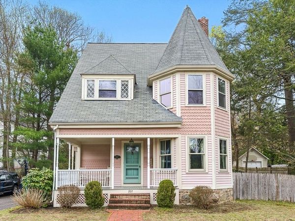 207 Weston Rd, Wellesley, MA 02482