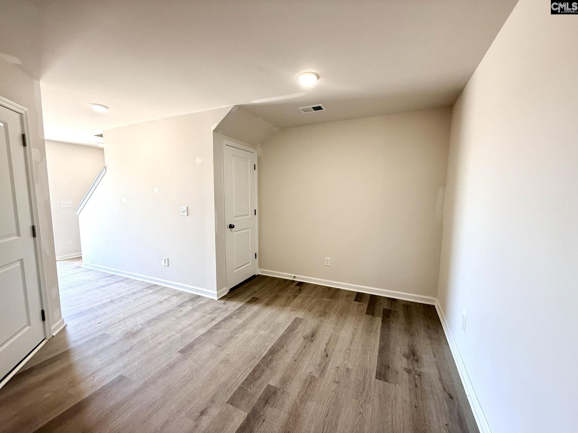 300 Kirkstall Place Photo 15