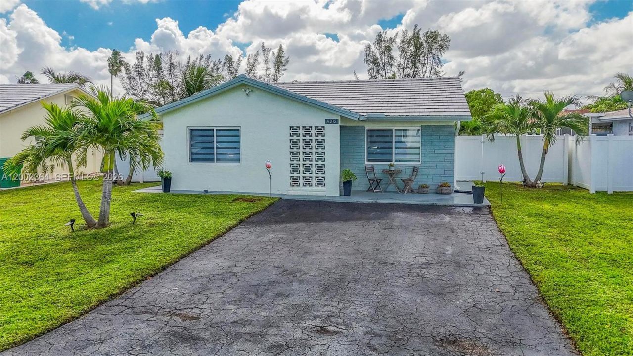 9212 NW 81st Pl, Tamarac, FL 33321 Photo