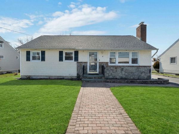 4 Cecil Place , Hicksville, NY 11801