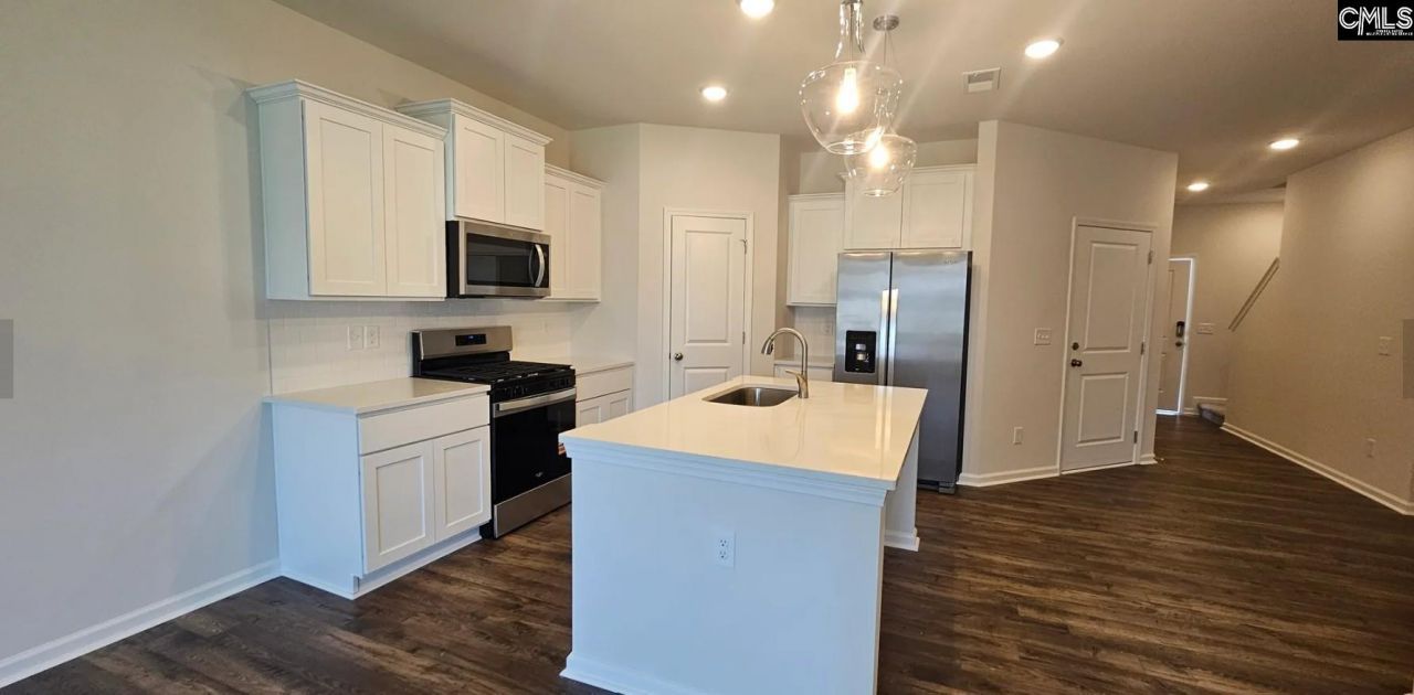 1015 Tabor Place Photo 5