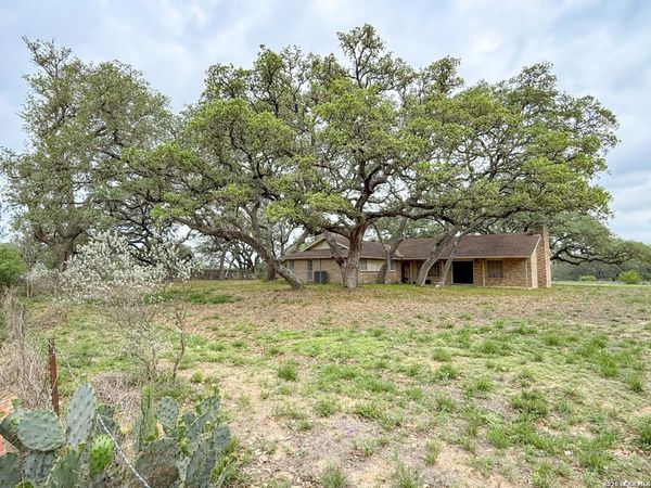 175 PRIVATE ROAD 7744, Devine, TX 78016