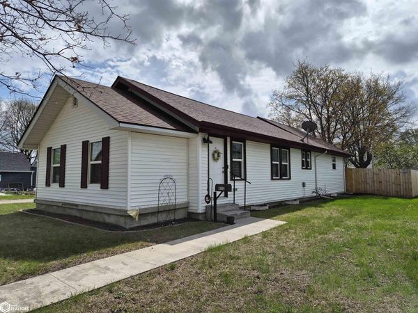 812 8Th Avenue E, Oskaloosa, IA 52577