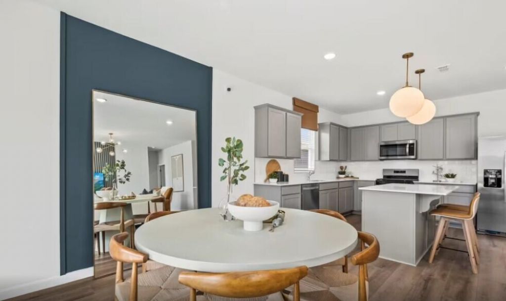 711 Meadowbrook Lane Photo 4