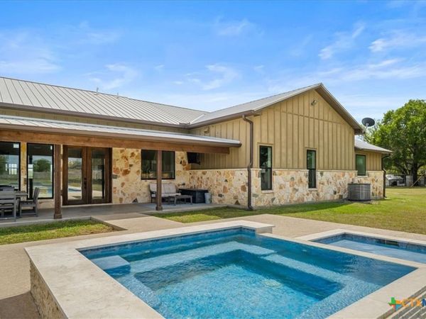 98 County Road 957b, Schulenburg, TX 78956