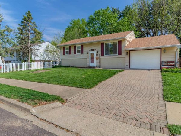 1812 COLUMBUS Drive, Pekin, IL 61554