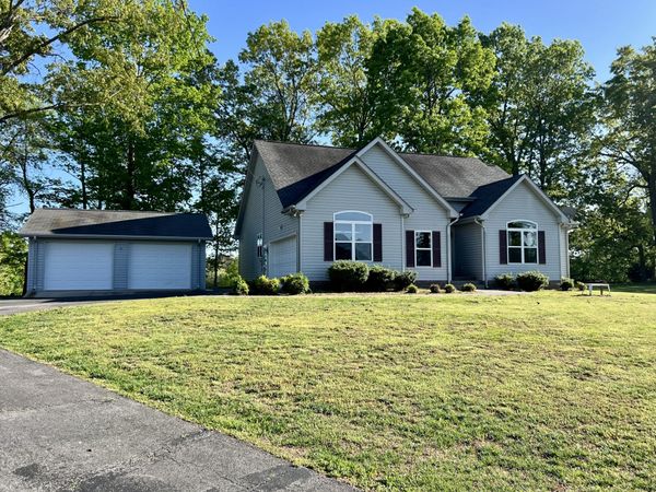 302 Aubrey Ct , Burns, TN 37029