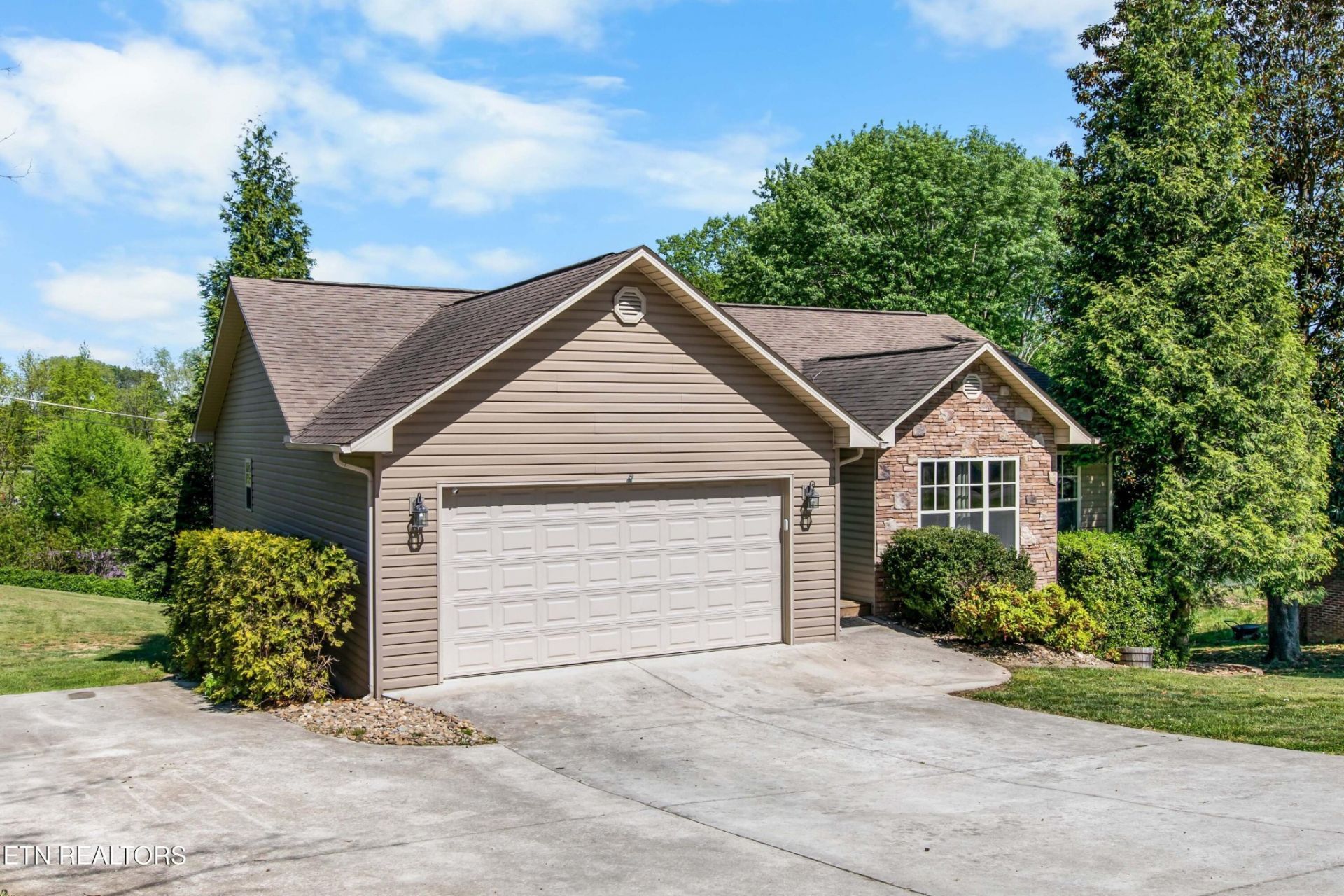 172 Mountain View Rd , Jacksboro, TN 37757 Main Photo