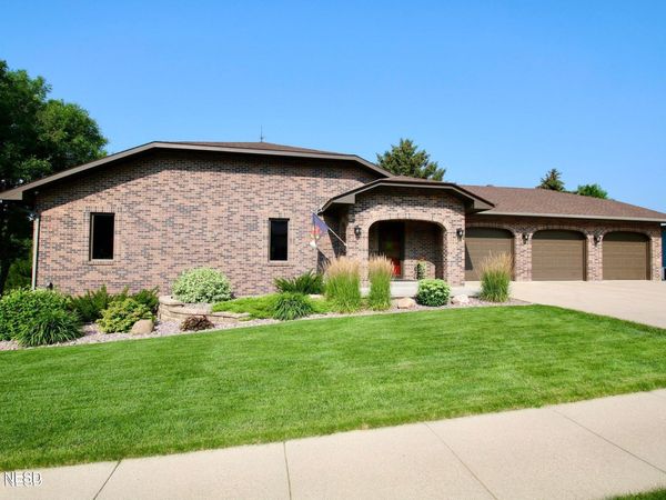 1153 NW SUNSET STREET NW, Watertown, SD 57201